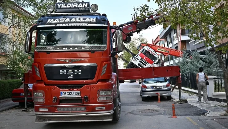 Ankara’da bir binanın çatısına malzeme taşıyan vinç yan yattı